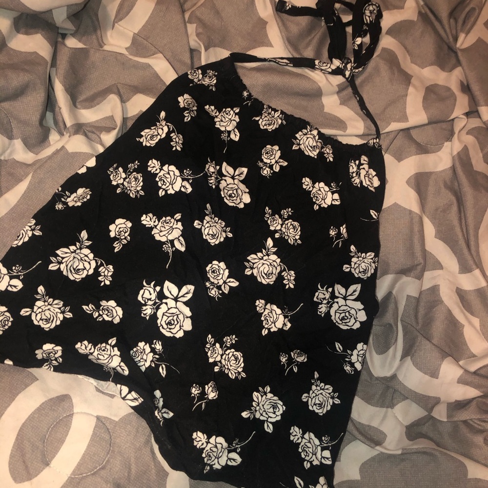 Tank top with white flowers and open back
